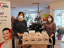 EL Eva Weithmann und PDL Dorit Mertens bei der Geschenkübergabe 